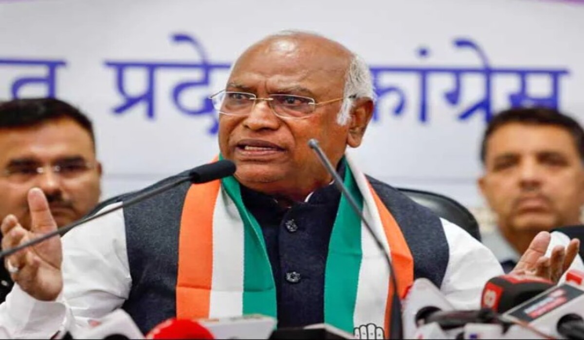 Kharge ने कहा - केवल BJP उम्मीदवार ही कह रहे हैं कि संविधान बदलेगा, पार्टी उनके खिलाफ क्यों कदम नहीं उठाती?