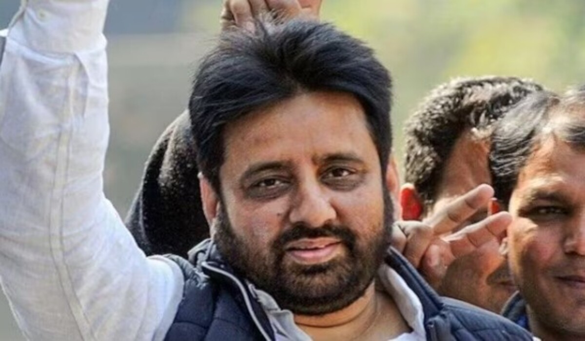 Amanatullah Khan: नोएडा पुलिस के घर पर छापा, विधायक और उनके बेटे कहाँ गायब हो गए थे?